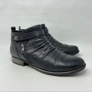 Earth Brook Black Leather Side Zip Ankle Boots